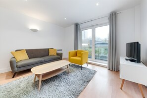 Deluxe Apartment | Living area | 32-inch LCD TV with satellite channels - Still Life Clerkenwell Deluxe (London)