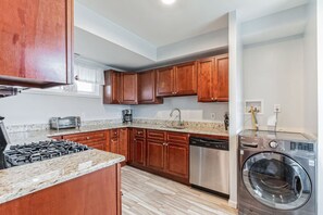 Fridge, oven, stovetop, dishwasher - Ventnor Retreat with Backyard (Ventnor City)