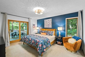 6 bedrooms, desk, iron/ironing board, travel cot