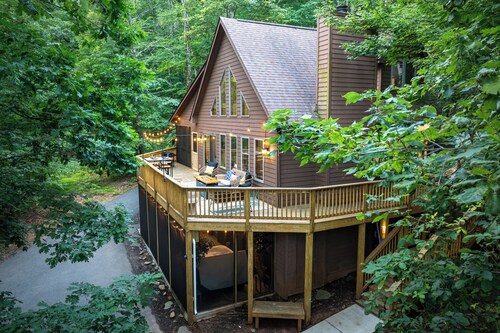 Boutique Chalet - Hiking, Hot Tub, Sauna, Fire Pit, Pizza Oven & Gameroom