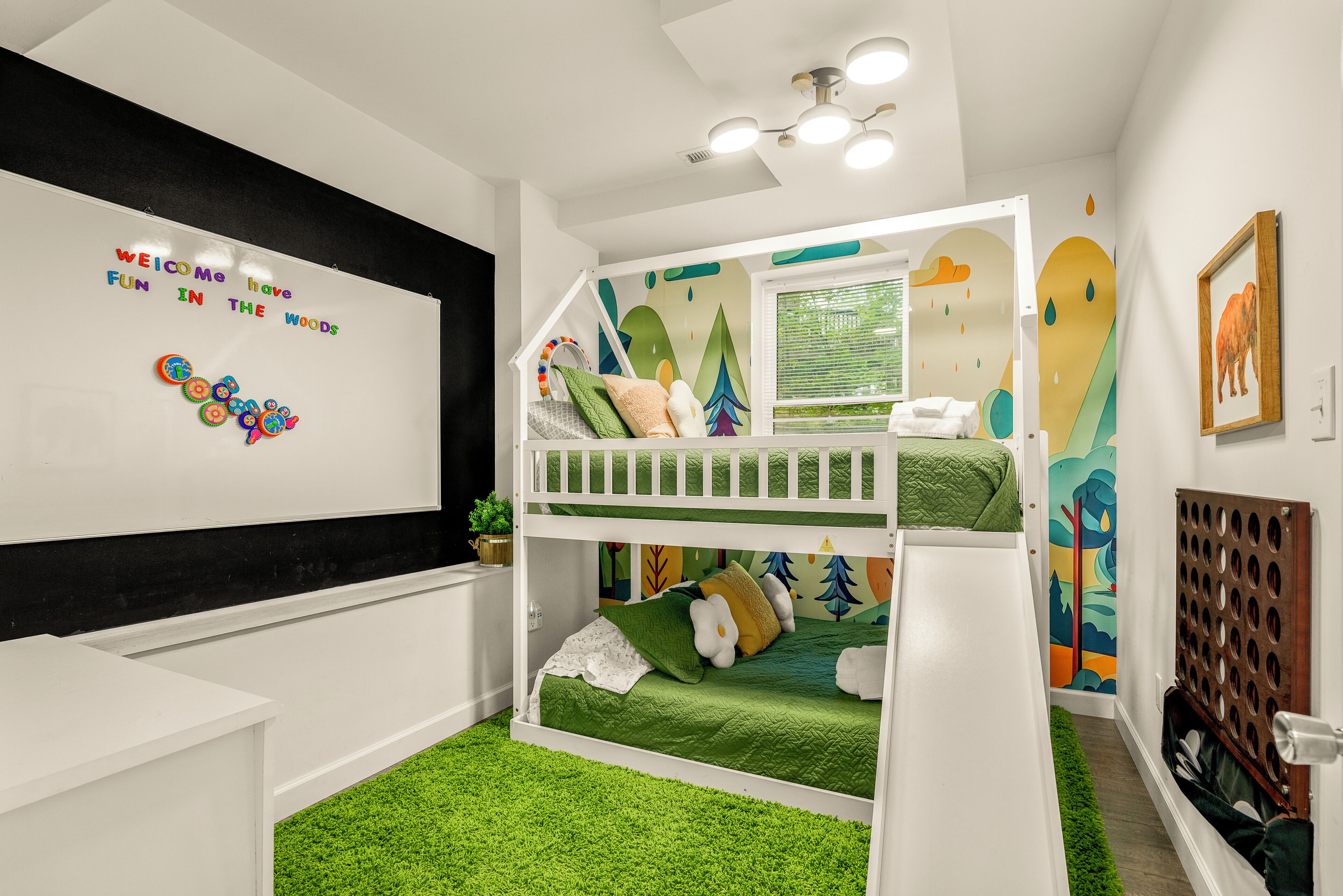 6 quartos, escrivaninha, ferros/tábuas de passar roupa, berço de viagem