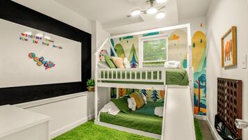 6 quartos, escrivaninha, ferros/tábuas de passar roupa, berço de viagem