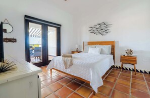 1 dormitori, planxa i posts de planxar, un bressol de viatge i wifi 