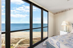 2 chambres, coffre-fort, bureau, fer et planche à repasser