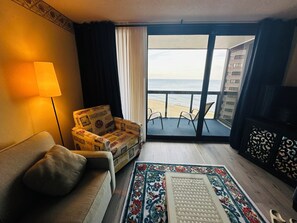 TV, DVD-spiller, bordtennis og bøker