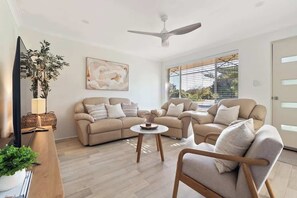 電視、壁爐、書籍