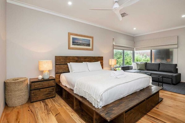 4 bedrooms, iron/ironing board, WiFi, bed sheets