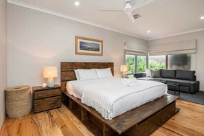 4 bedrooms, iron/ironing board, WiFi, bed sheets