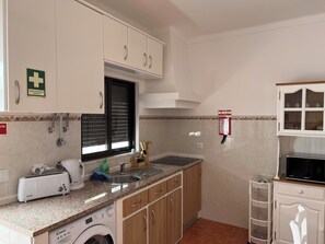 Geladeira, micro-ondas, cooktop, cafeteira/chaleira
