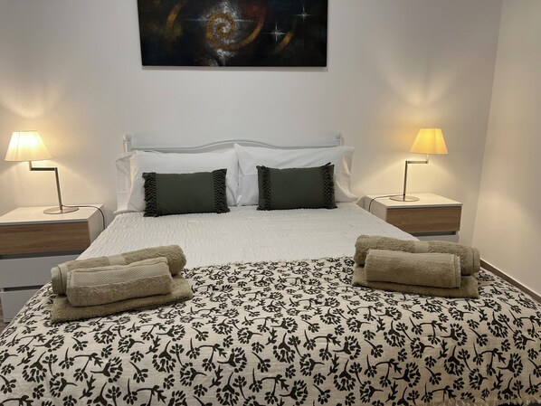 2 bedrooms, travel cot, free WiFi, bed sheets