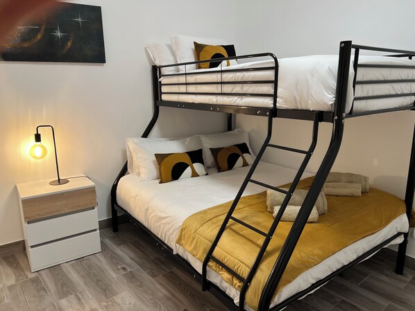 2 bedrooms, travel cot, free WiFi, bed sheets