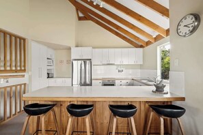 冷蔵庫、電子レンジ、オーブン、コンロ