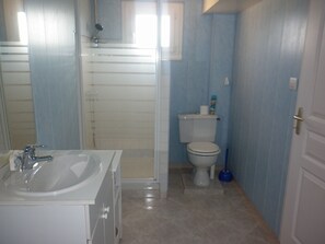 Douche, sĂšche-cheveux, papier toilette