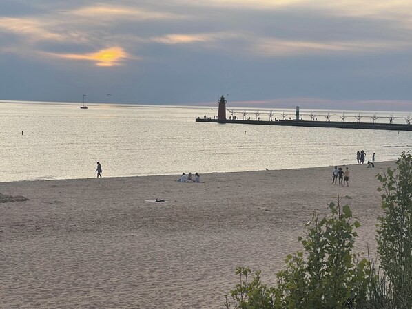 In Strandnähe, Liegestühle, Strandtücher