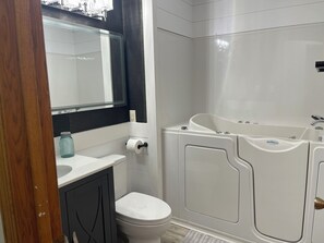 Baignoire à jets, sèche-cheveux, serviettes fournies, savon