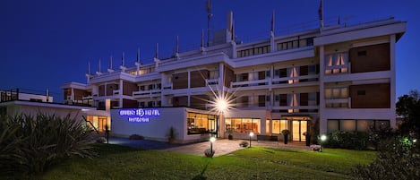 Vista frontal de la propiedad