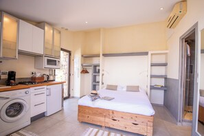 Cuna de viaje y ropa de cama 