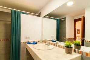 Haartrockner, Handtücher, Seife, Toilettenpapier