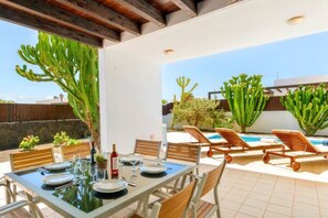 Outdoor dining - Jacks Place Villa Playa Blanca (piscina - jacuzzi) (Playa Blanca)