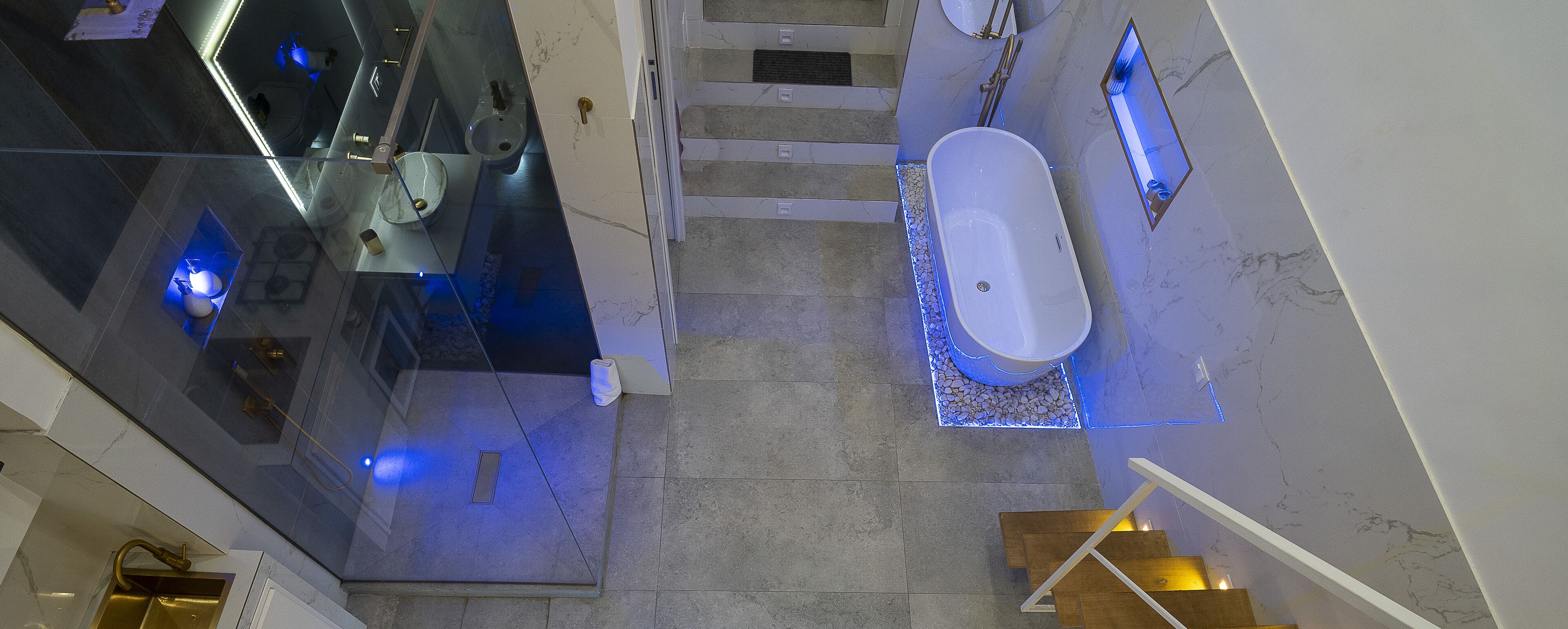 Haartrockner, Bidet, Handtücher, Seife