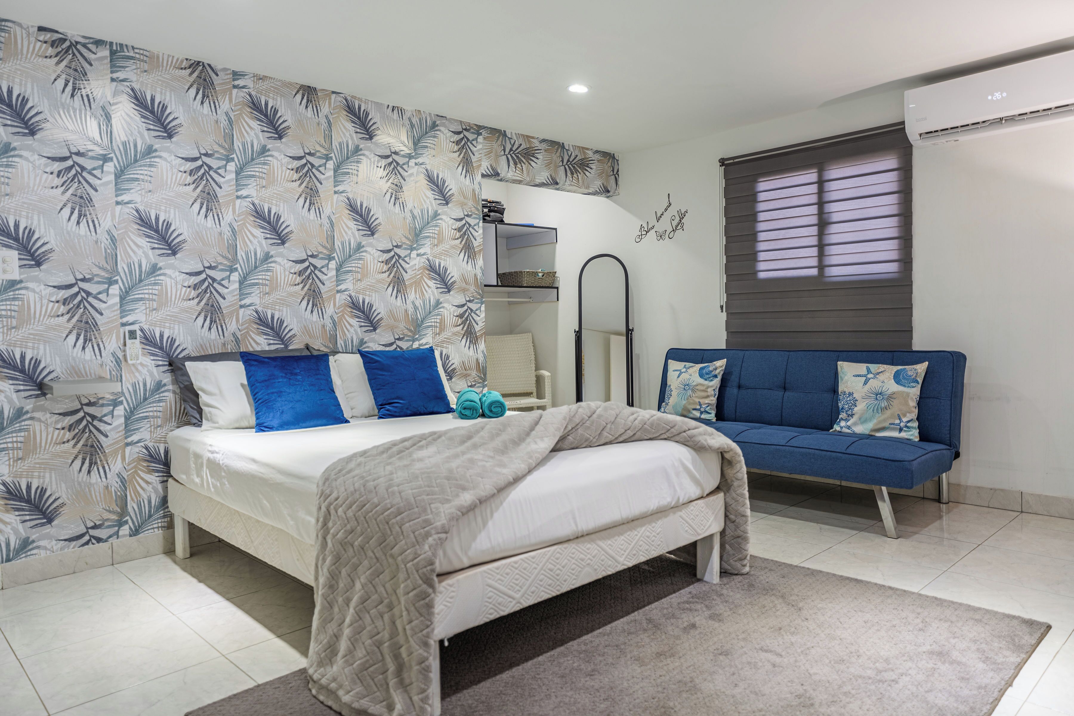 تجهيزات عازلة للصوت ومكواة/لوح كي وواي فاي مجانًا وملاءات أسرّة