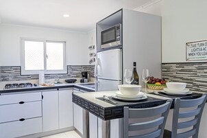 Microondas, placa de cocina, tostadora y utensilios de cocina