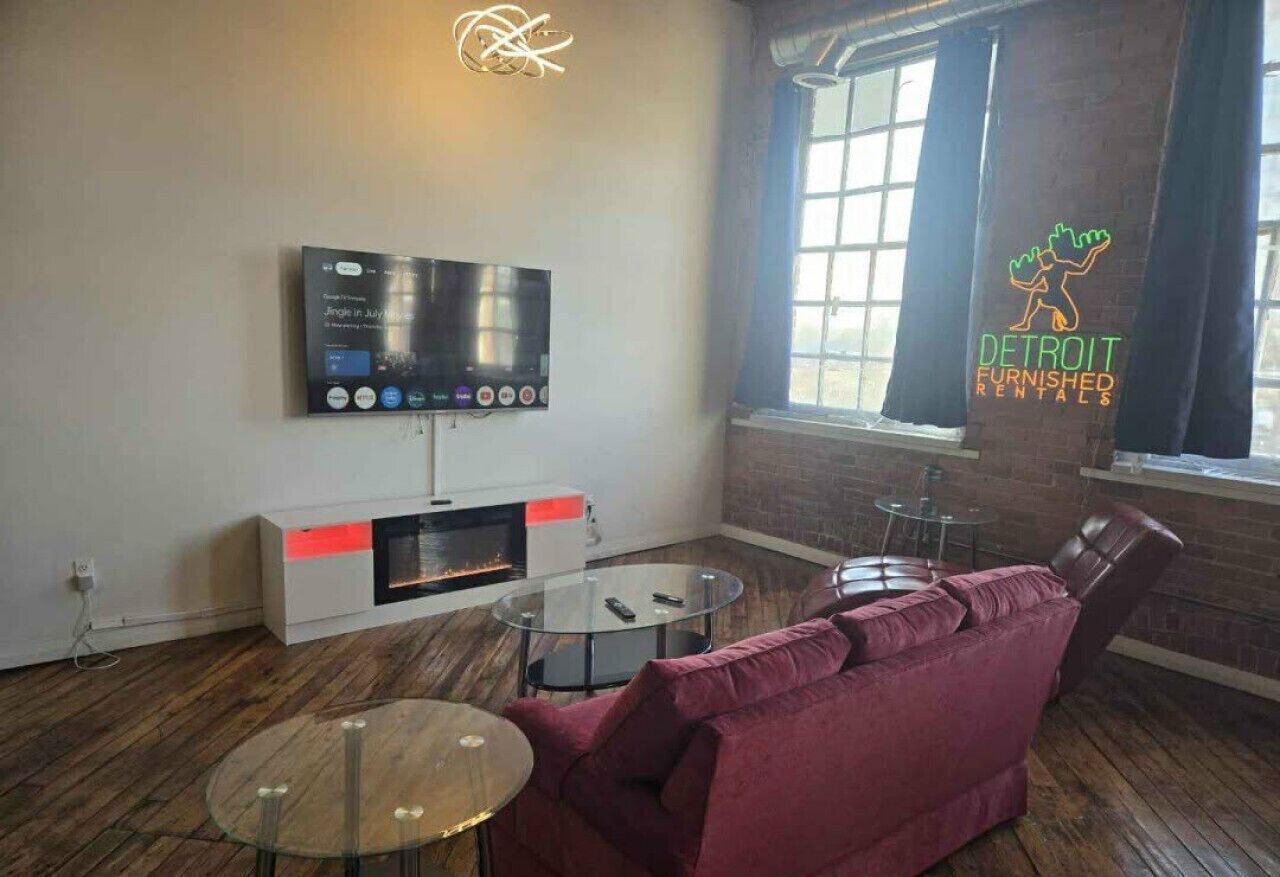 Smart-TV, Kamin, Videospiele, Bücher