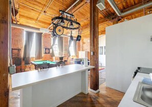 Game room - Stunning Loft with Riverwalk Views (Detroit)