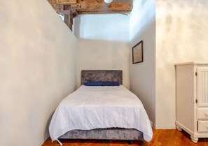 Desk, iron/ironing board, WiFi, bed sheets - Stunning Loft with Riverwalk Views (Detroit)