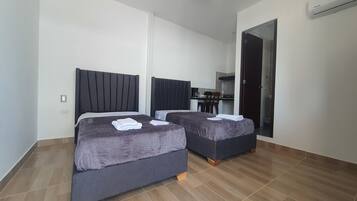 Business Suite | Desk, free WiFi
