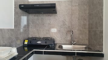 Suite empresarial | Cocina privada | Refrigerador con congelador y horno