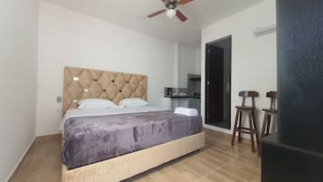 Business Suite | Desk, free WiFi