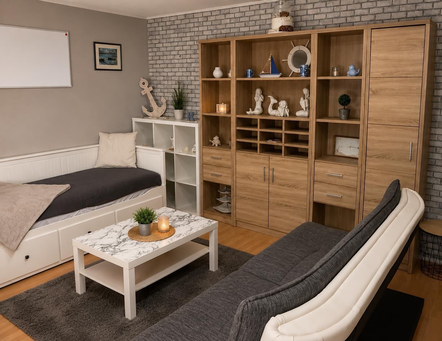 Ein modernes Wohnzimmer mit einer Couch, einem Couchtisch, einer Whiteboard-Tafel und einer Holzkommode mit Regalen.