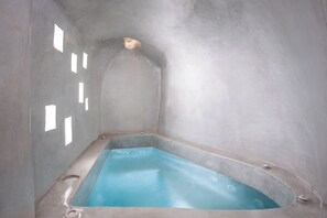 Basic Villa, Sea View | Bathroom | Shower, free toiletries, hair dryer, bathrobes - Rhenia Suites-Prive Jacuzzi&Caldera View (Santorini)