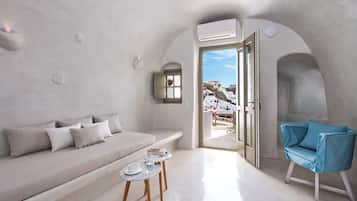 Basic-Villa, Meerblick | Wohnbereich | Flachbildfernseher