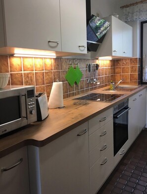 Kühlschrank, Mikrowelle, Ofen, Geschirrspüler