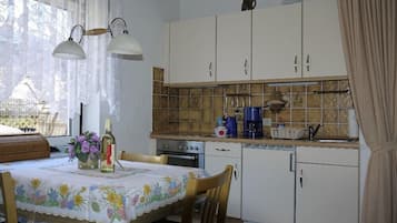 Fridge, oven, coffee/tea maker, high chair