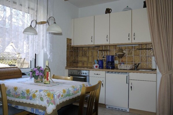 Kühlschrank, Ofen, Wasserkocher mit Kaffee-/Teezubehör, Hochstuhl