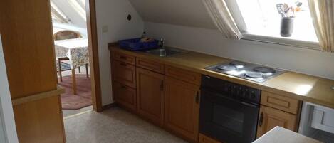 Een koelkast, een oven, een koffiezetapparaat/waterkoker