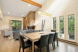 Dining - Spacious Cozy Condo, On Bus Route (Vail)