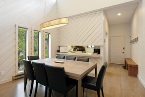 Dining - Spacious Cozy Condo, On Bus Route (Vail)