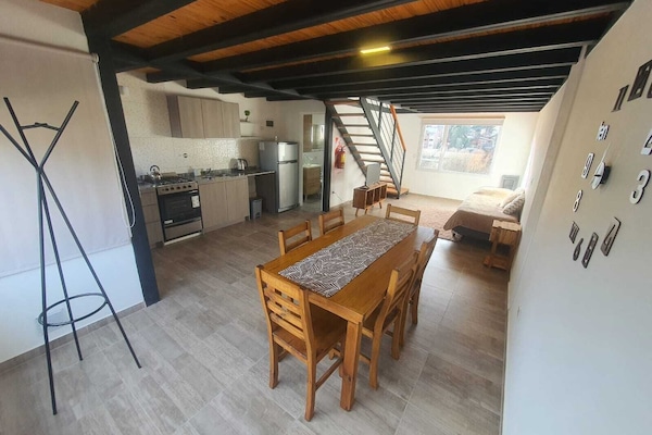 Dúplex familiar | Área de sala de estar | Smart TV de 32 pulgadas con canales por cable