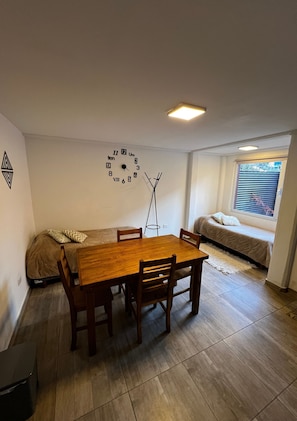 Studio familial, patio | Aire de séjour | Téléviseur connecté de 32 po avec télévision par câble