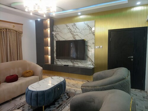 2-bed Luxury Apt w/ Internet, Security & Parking