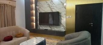 2-bed Luxury Apt w/ Internet, Security & Parking