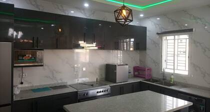 Shimawa-house-sleeps4-luxury&privacy-24/7 Security