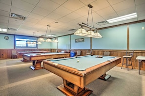 Game room - Pocono Vacation, BBQ, Foosball, Wi-Fi, TV, Sunroom, Deck, Backyard w/firepit (Pocono Lake)
