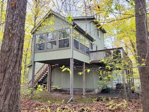 Exterior - Pocono Vacation, BBQ, Foosball, Wi-Fi, TV, Sunroom, Deck, Backyard w/firepit (Pocono Lake)