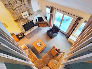 Smart TV, fireplace, foosball, books - Pocono Vacation, BBQ, Foosball, Wi-Fi, TV, Sunroom, Deck, Backyard w/firepit (Pocono Lake)