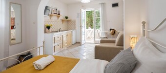 Poolside Stone Residences - Marina bok